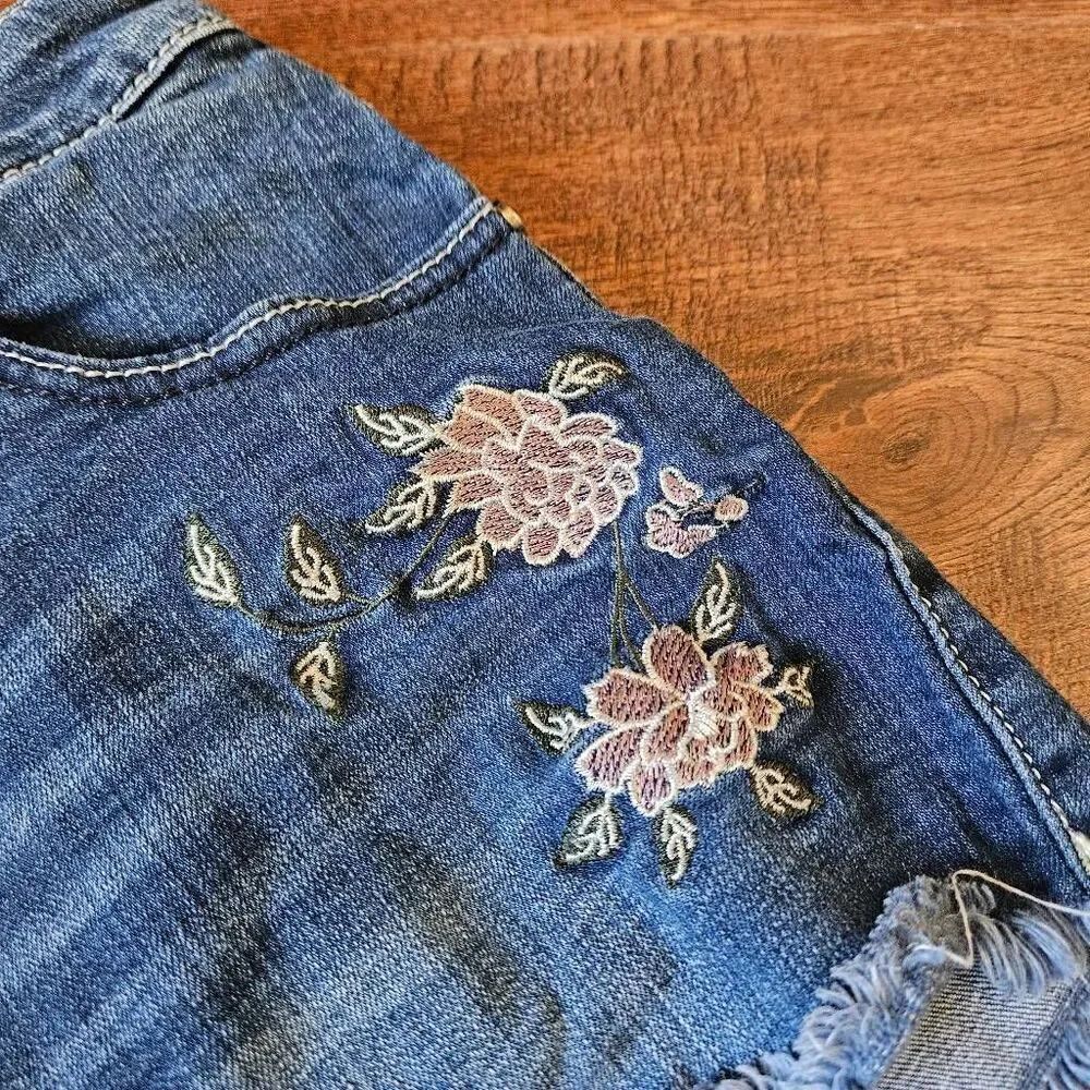 Harper Embroidered Shorts - Picture 3 of 7
